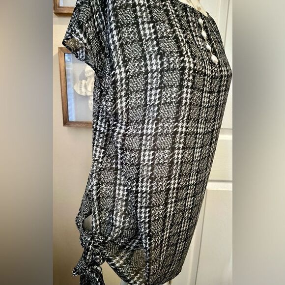 Michael Kors Black & White Print Short Sleeve Blouse- MSRP $50. Size S - Picture 3 of 6